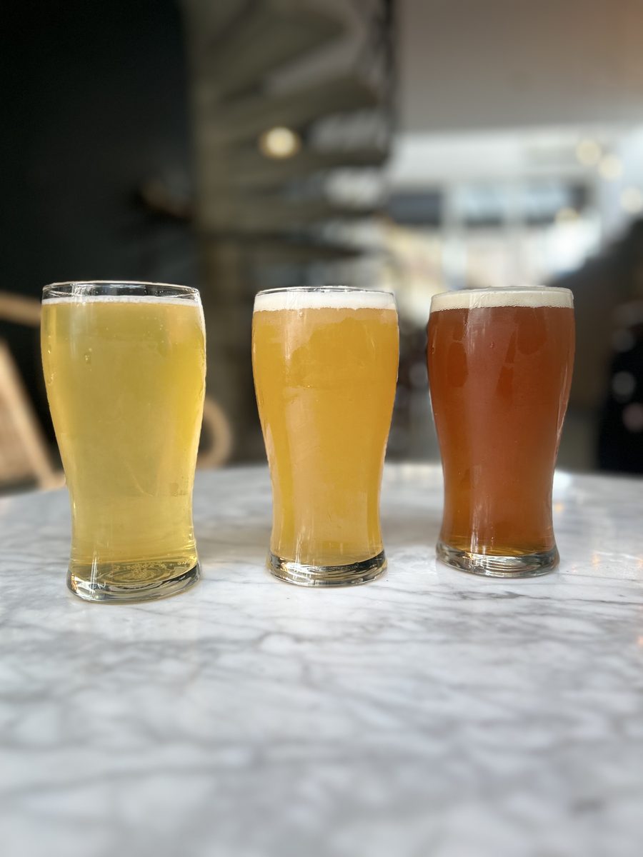 Trois bières locales à la pression sur le marbre