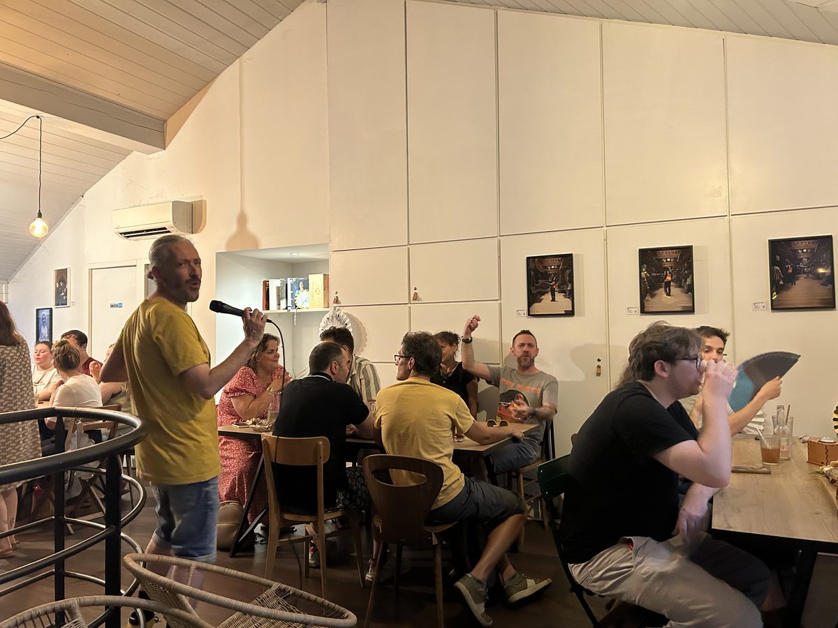 Soirée blind test dans la salle de l'étage, micro en main