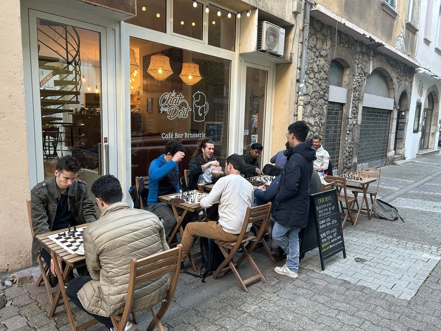 Parties d'échecs en terrasse devant le Chat qui dort