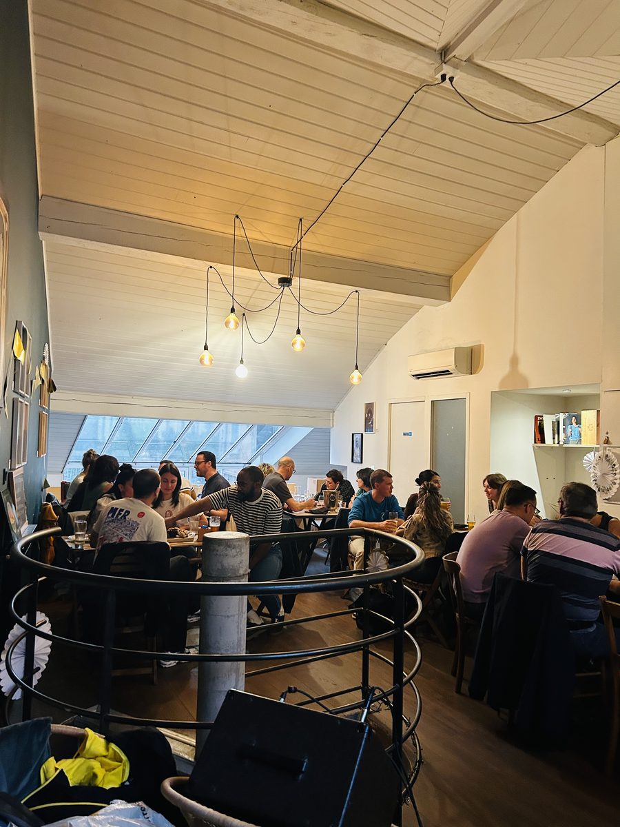 Vue depuis la mezzanine sur la salle de l'étage pleine