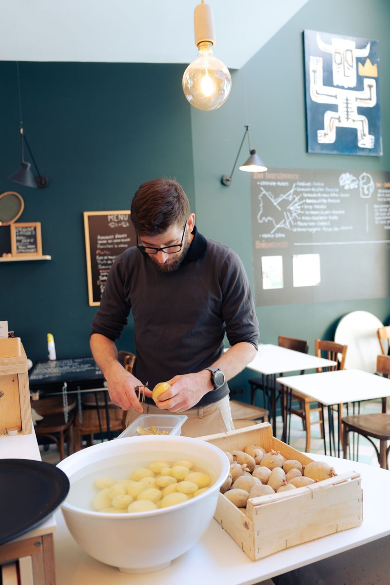 Préparation des frites maison : pommes de terre épluchées à la main