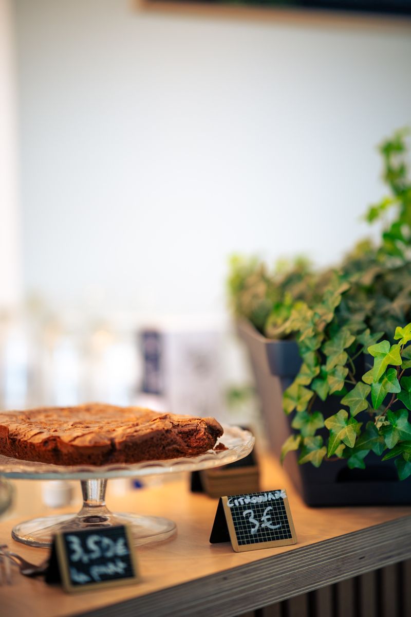 Gâteau maison du jour sur son présentoir