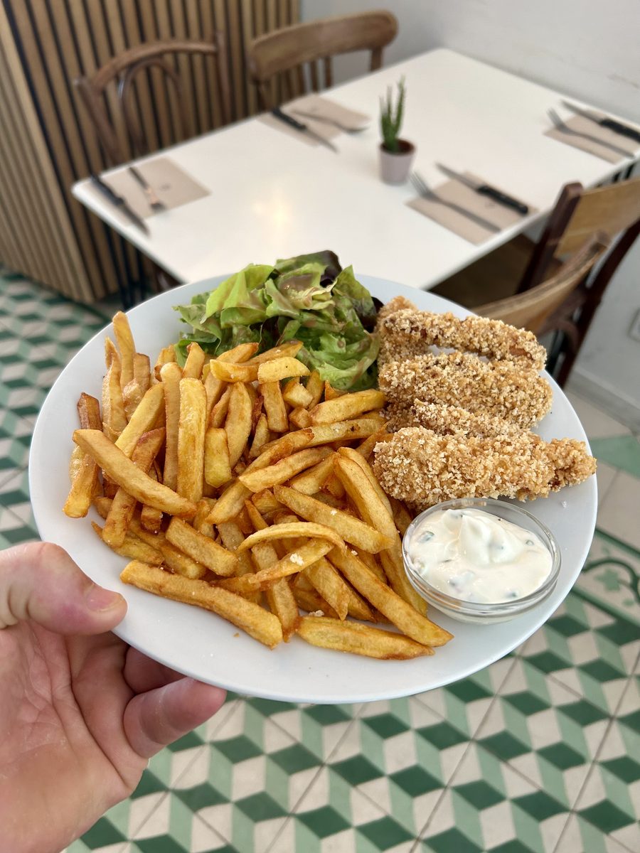Tenders de poulet, frites belges et sauce maison
