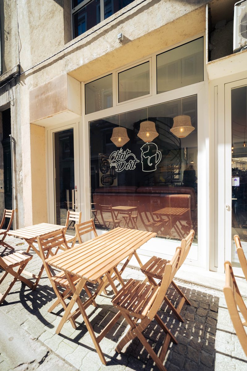 Les tables en bois de la terrasse devant la vitrine