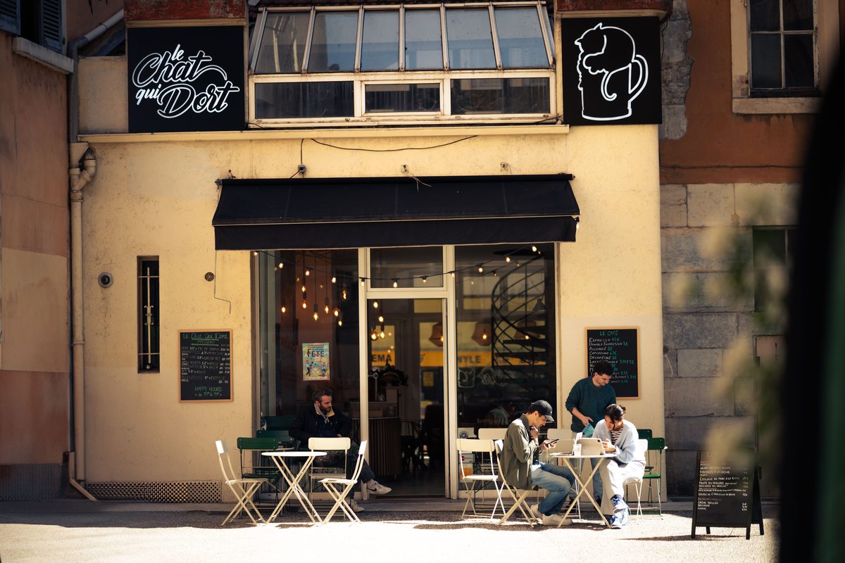 La terrasse du Chat qui dort au soleil, clients attablés devant la façade