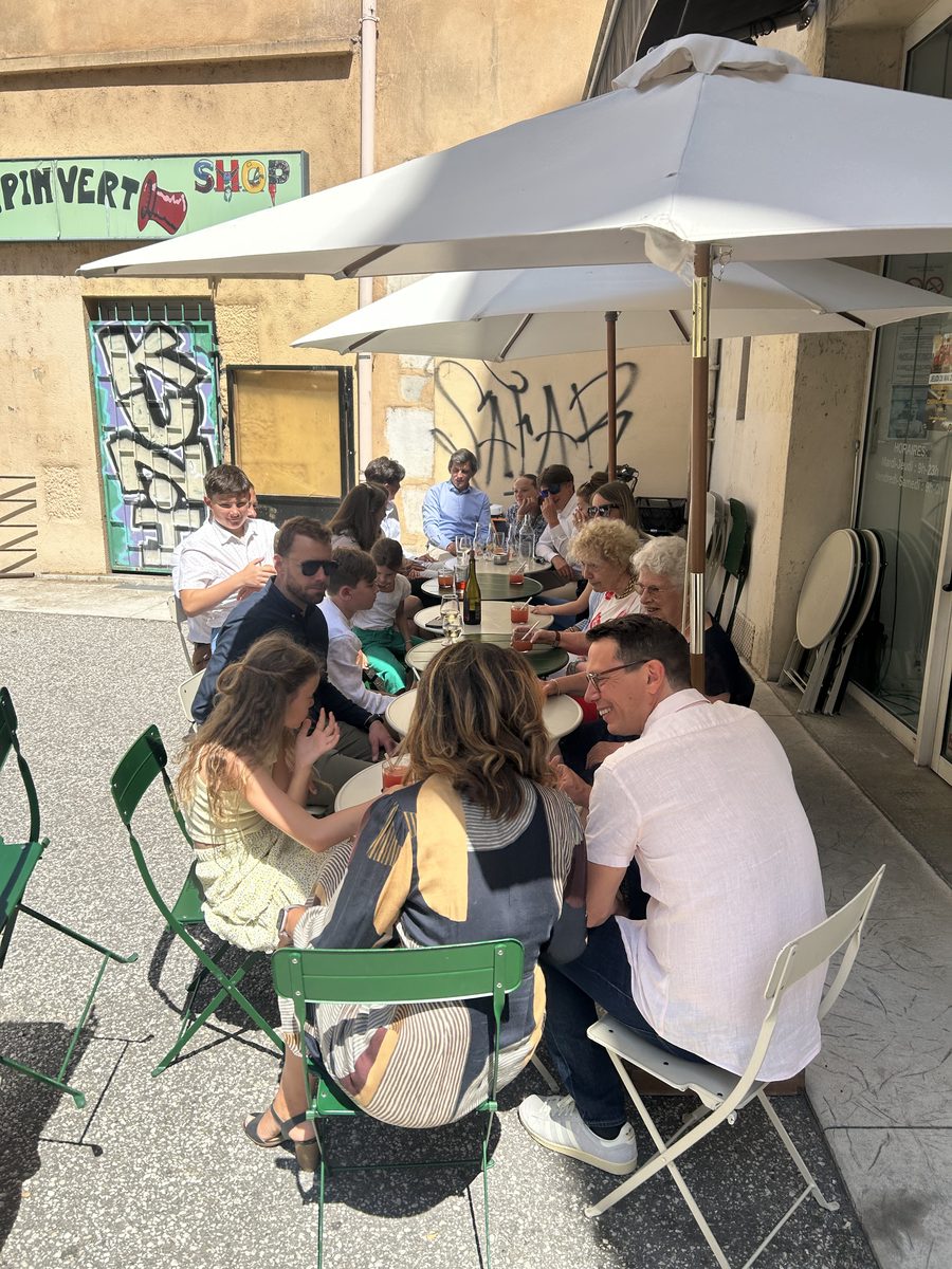 La terrasse sous les parasols, clients attablés