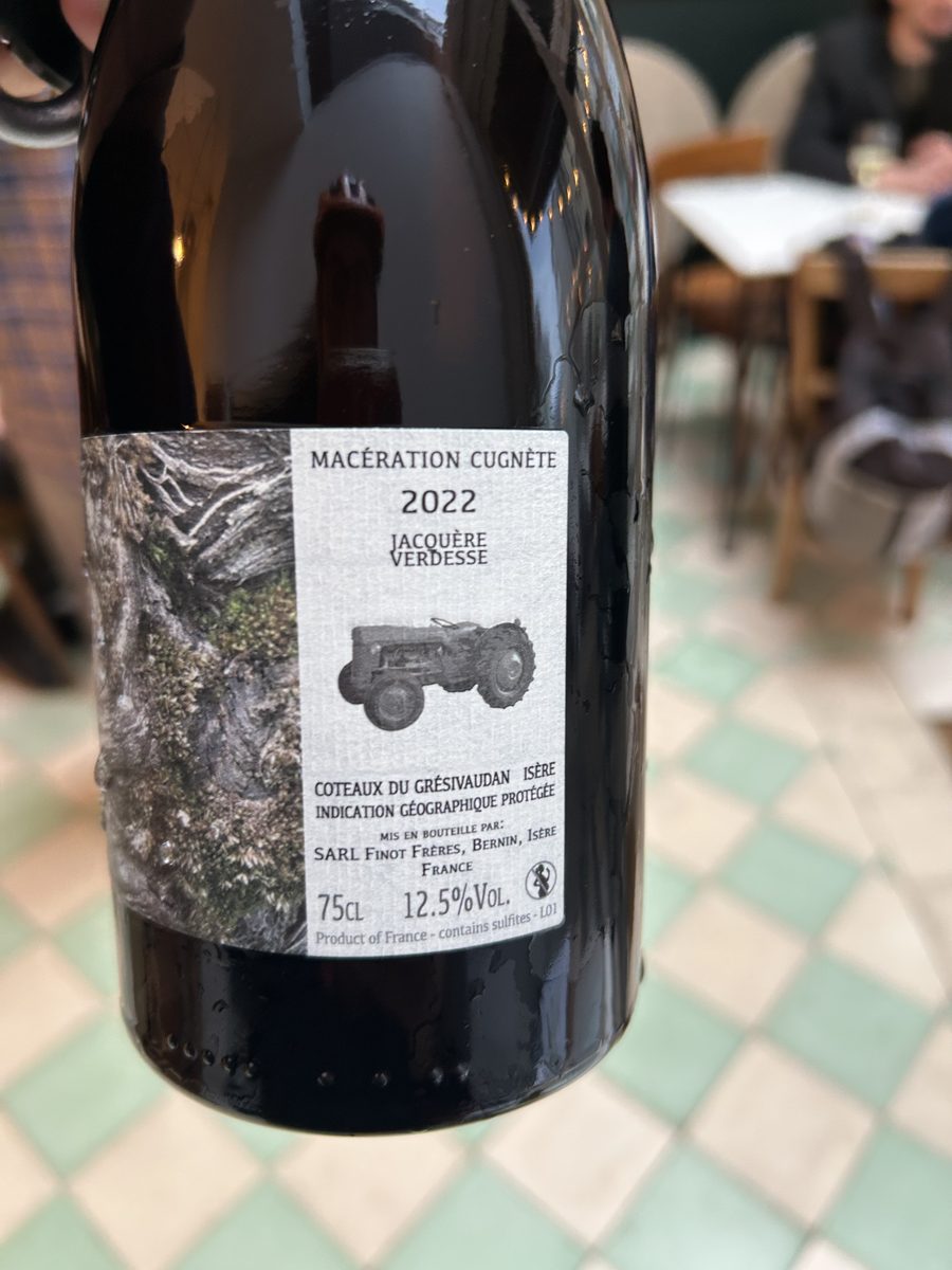 Bouteille de vin nature en macération